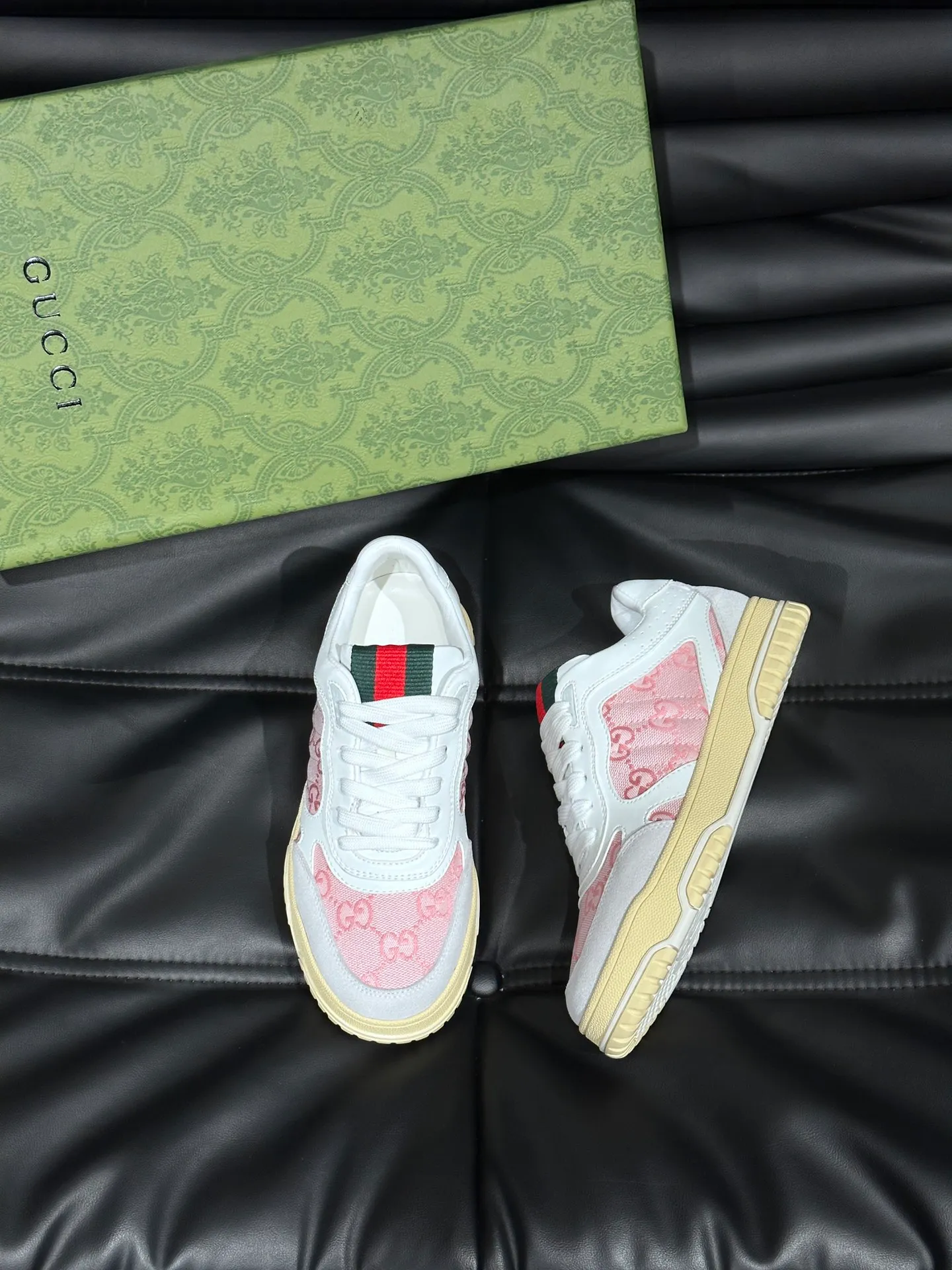 Men's shoes 💰p520 "GUCC*" Re-Web series 👫 Couple style webbed leather sneakers, as the first sneakers created by Sabato De Sarno for Gucci, the Re-Web series reinterprets the brand's classic stripes, and sets off the modern silhouette design with bold and unique details. This shoe is crafted from iconic classic GG canvas and white leather. This new sneaker is ingeniously decorated with many of the brand's classic details, and is equipped with a bright red and green webbing tongue, which will make people fall in love at first sight. Size: 35-44 (45, 46 customized)